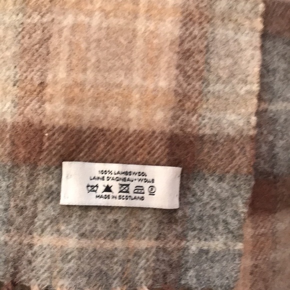 CELTIC & CO. Silver beige scarf. - Picture 6 of 7
